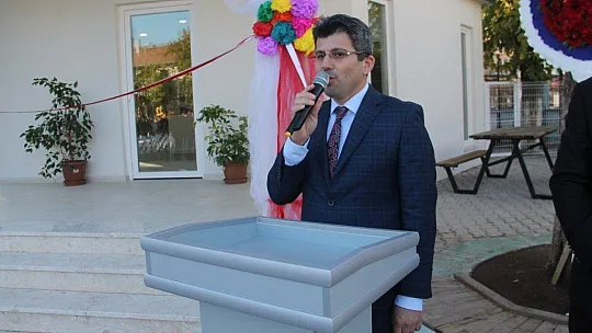 Babası adına kütüphane yaptırdı 