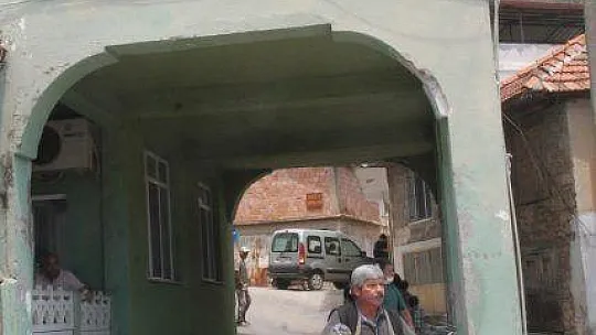 ALTINDAN YOL GEÇEN TEK CAMİ