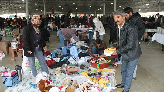 Her hafta kurulan pazara yoğun ilgi