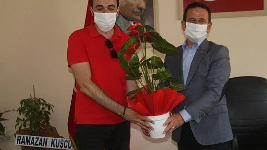 Beşiktaş taraftarlarından AK Partili Öztürk'e nezaket ziyaret