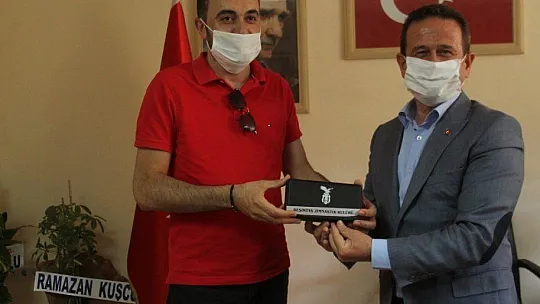 Beşiktaş taraftarlarından AK Partili Öztürk'e nezaket ziyaret