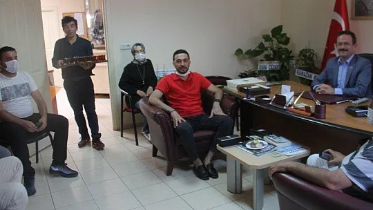 Beşiktaş taraftarlarından AK Partili Öztürk'e nezaket ziyaret