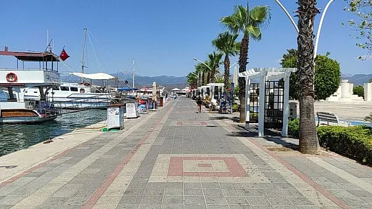 Fethiye'de Hava Sıcaklığı Sokak ve Caddeleri Boşalttı