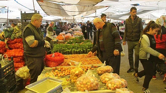 Semt pazarlarında sebze meyve poşette 