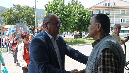 Aday Demir, pazar esnafıyla buluştu