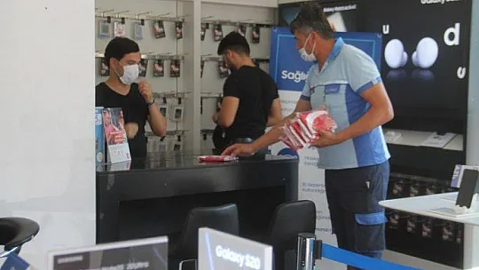 2 BİN 500 TÜRK BAYRAĞI DAĞITILDI