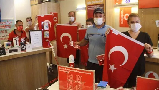 2 BİN 500 TÜRK BAYRAĞI DAĞITILDI