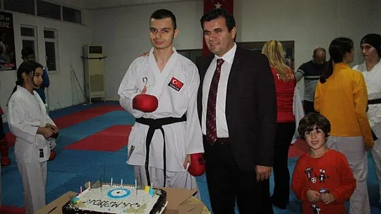 Şampiyon sporcuya pastalı kutlama