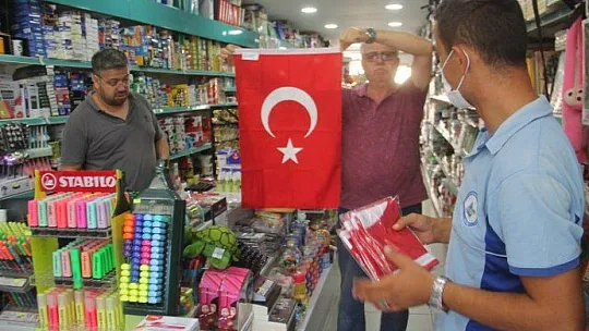 2 BİN 500 TÜRK BAYRAĞI DAĞITILDI