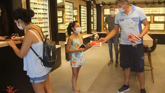 2 BİN 500 TÜRK BAYRAĞI DAĞITILDI