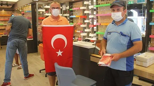 2 BİN 500 TÜRK BAYRAĞI DAĞITILDI