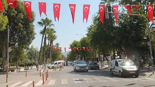 2 BİN 500 TÜRK BAYRAĞI DAĞITILDI