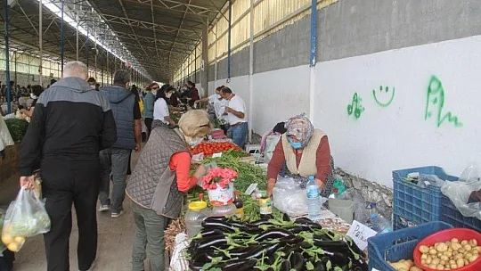 Kapanma öncesi vatandaşlar pazarlara akın etti 