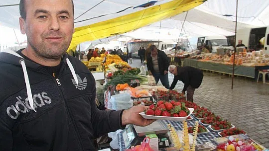 Yeni Yıl Alışverişleri Salı Pazarı'ndan Yapıldı