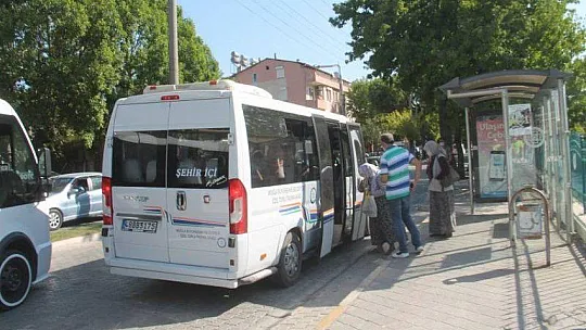 Fethiye'de minibüslere Kovid-19 denetimleri sürüyor