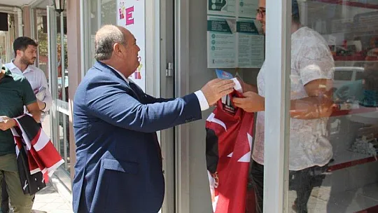 CHP'li Başkanlar Fethiye esnafına Türk Bayrağı dağıttı