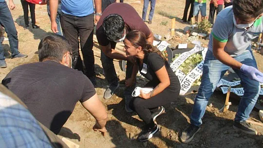 TEZKERE GÜNÜNDE TOPRAĞA VERİLDİ