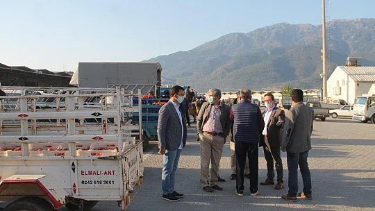 Başkan Öztürk üreticilerin ve komisyoncuların nabzını tuttu 