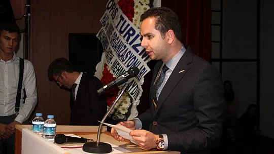 Hayati İnanç'a olan ilgi salona sığmadı