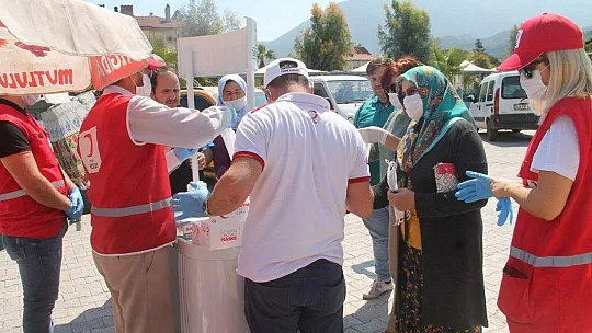Türk Kızılayı, Maske ve Dezenfektan Dağıttı