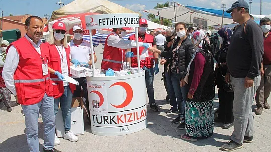 Türk Kızılayı, Maske ve Dezenfektan Dağıttı