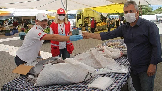 Türk Kızılayı, Maske ve Dezenfektan Dağıttı