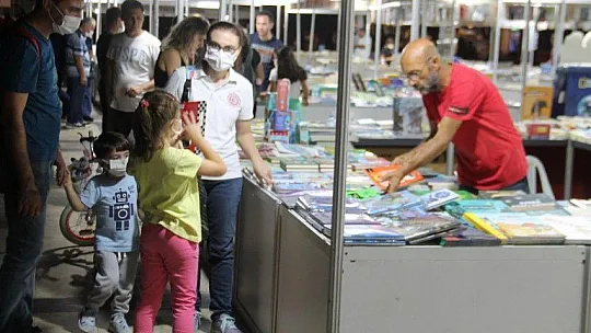 Şair Ataol Behramoğlu İle Şarkıcı Mehtap Meral Sevenleriyle Buluştu