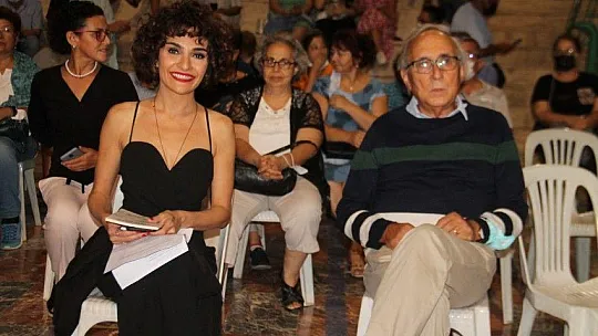 Şair Ataol Behramoğlu İle Şarkıcı Mehtap Meral Sevenleriyle Buluştu