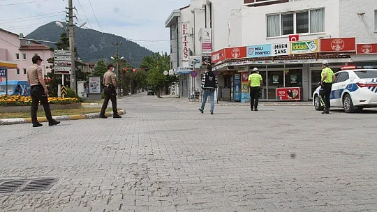 Fethiye'deki Kısıtlamada Çocuklar Uçurtma Uçurdu