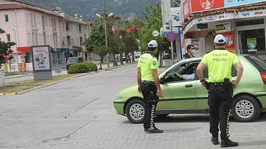 Fethiye'deki Kısıtlamada Çocuklar Uçurtma Uçurdu