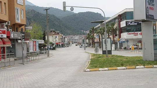 Fethiye'deki Kısıtlamada Çocuklar Uçurtma Uçurdu