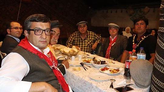 ''Türkiye Cumhuriyeti Kıl Çadır Altında Kurulmuştur''