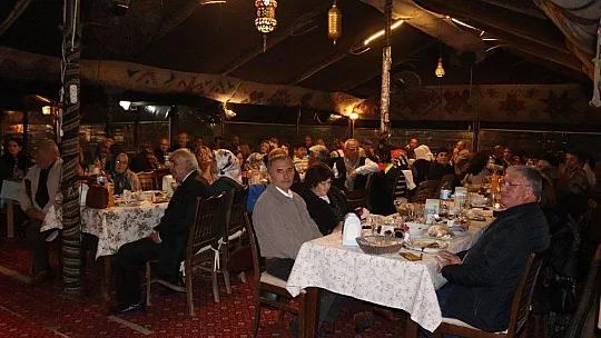 ''Türkiye Cumhuriyeti Kıl Çadır Altında Kurulmuştur''