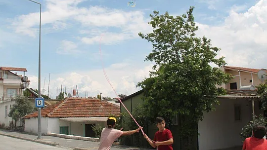 Fethiye'deki Kısıtlamada Çocuklar Uçurtma Uçurdu