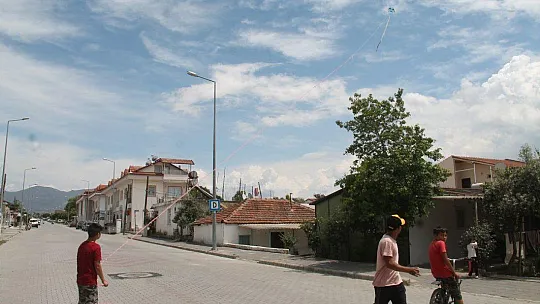 Fethiye'deki Kısıtlamada Çocuklar Uçurtma Uçurdu