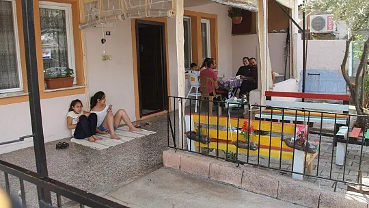 Fethiye'deki Kısıtlamada Çocuklar Uçurtma Uçurdu
