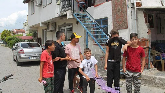 Fethiye'deki Kısıtlamada Çocuklar Uçurtma Uçurdu