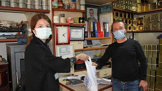Milas Belediyesi'nden esnaflara hediye paketi