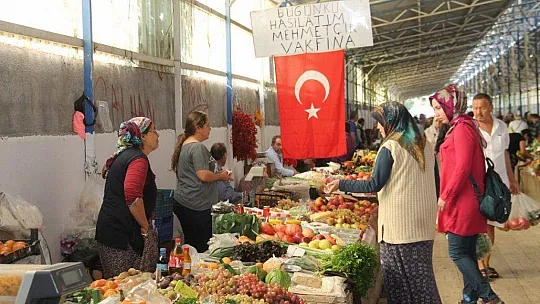 Pazarda sattığı ürünün parasını Mehmetçik'e bağışladı
