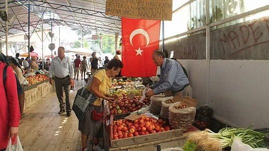 Pazarda sattığı ürünün parasını Mehmetçik'e bağışladı