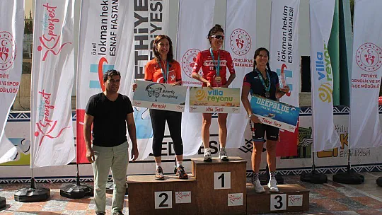 DERECEYE GİREN SPORCULAR ÖDÜLLERİNİ ALDI 