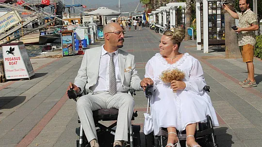 MUTLULUKLARINI BÖYLE ÖLÜMSÜZLEŞTİRDİLER