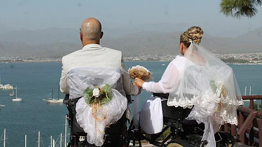 MUTLULUKLARINI BÖYLE ÖLÜMSÜZLEŞTİRDİLER