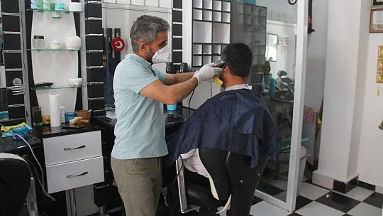 Berber ve kuaförler açıldı