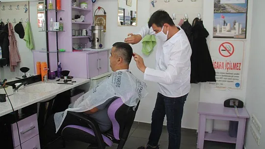 Berber ve kuaförler açıldı