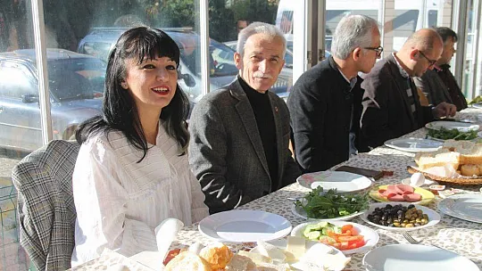 Elleri Olmayan Kader'in Yaptığı Börekler, Konuklara İkram Edildi