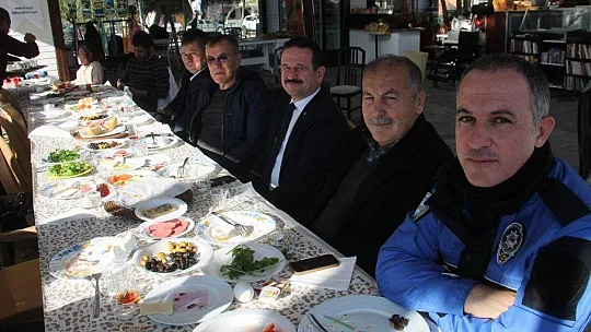 Elleri Olmayan Kader'in Yaptığı Börekler, Konuklara İkram Edildi