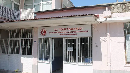 UZUNER'İN MASASI ÇİÇEKLERLE DONATILDI 