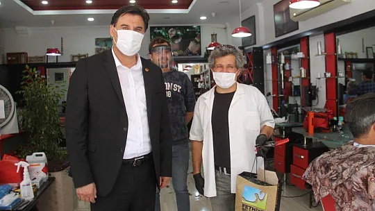 Berber ve Kuaförlere Ücretsiz Dezenfektan, Eldiven ve Maske Dağıtımı Yapıldı