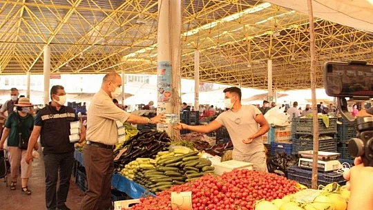 Ortaca Belediyesi'nden pazar esnafına 35 bin maske 